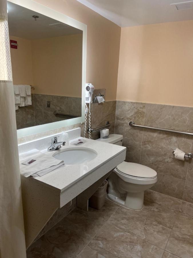 All Seasons Inn & Suites Smithfield Bagian luar foto
