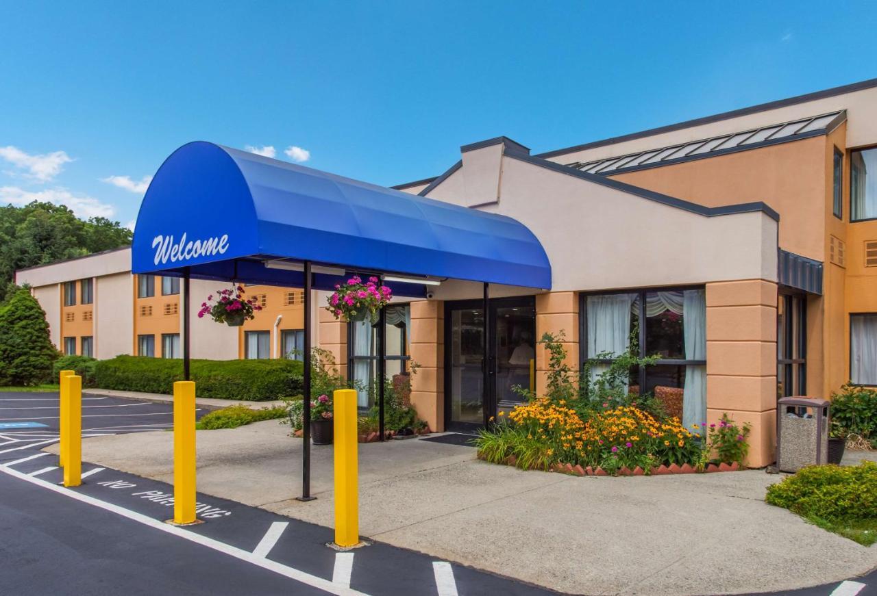 All Seasons Inn & Suites Smithfield Bagian luar foto