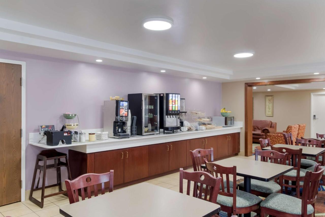 All Seasons Inn & Suites Smithfield Bagian luar foto