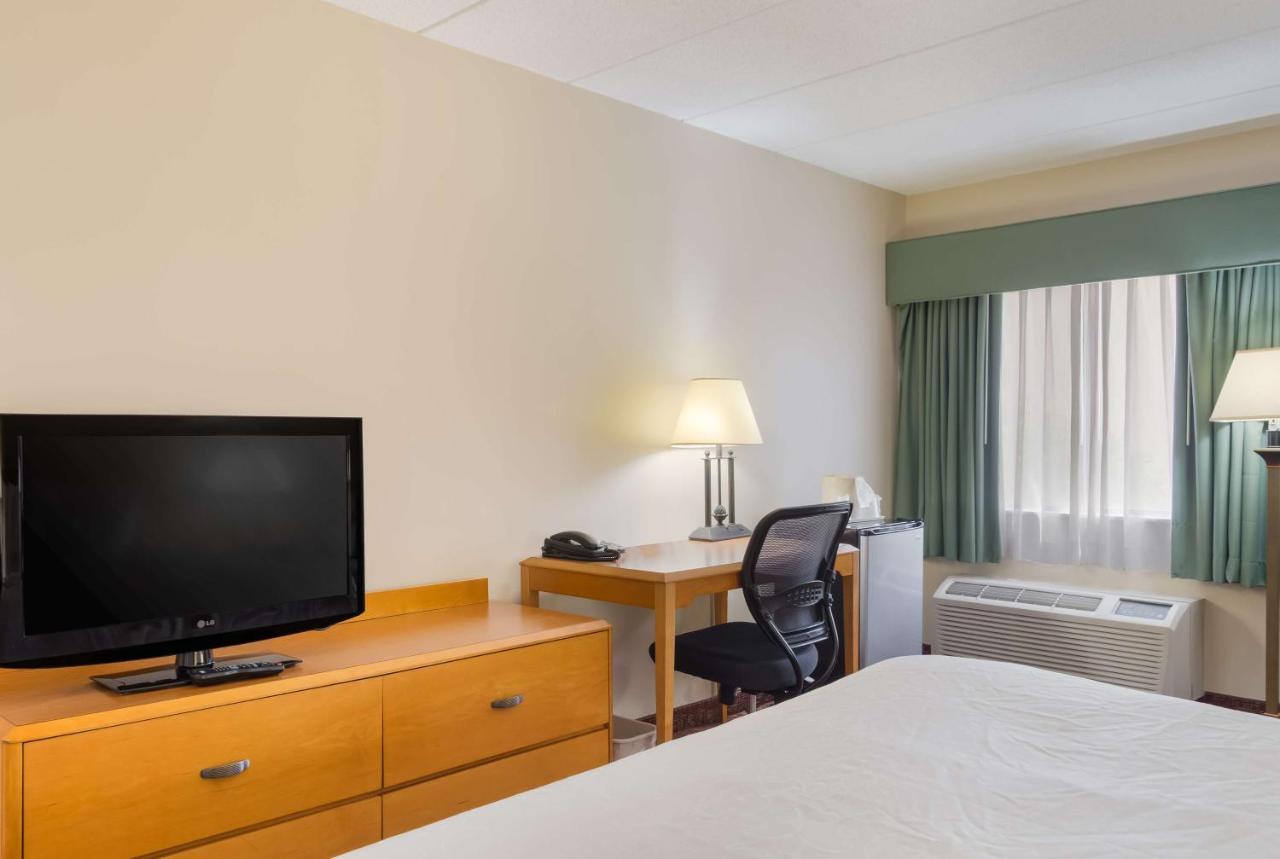 All Seasons Inn & Suites Smithfield Bagian luar foto