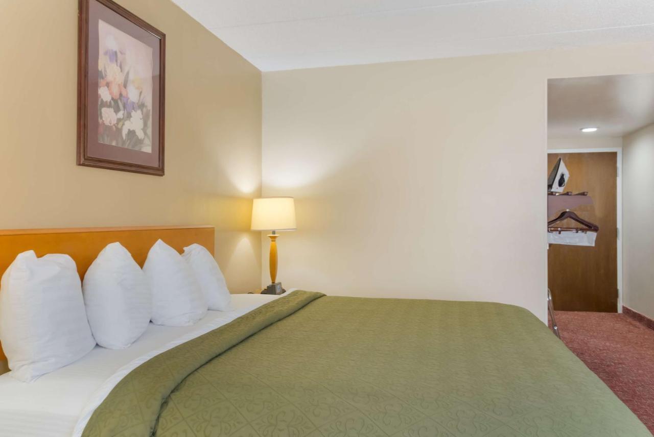 All Seasons Inn & Suites Smithfield Bagian luar foto
