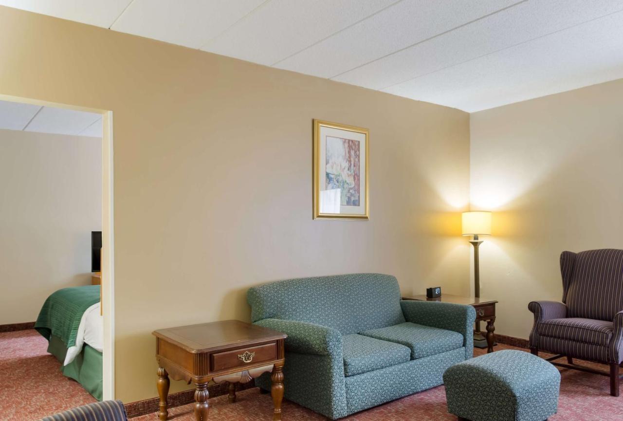All Seasons Inn & Suites Smithfield Bagian luar foto