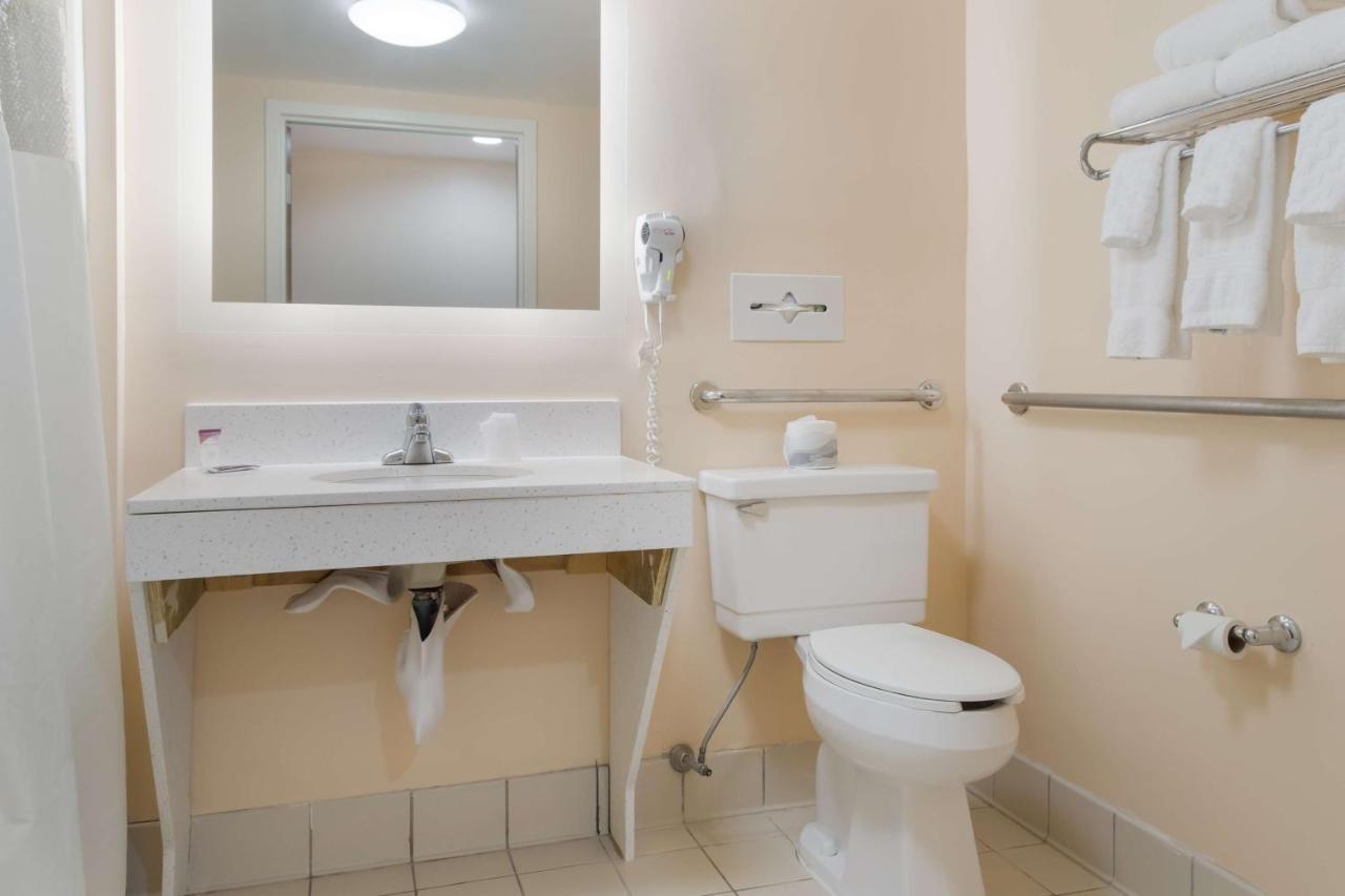 All Seasons Inn & Suites Smithfield Bagian luar foto
