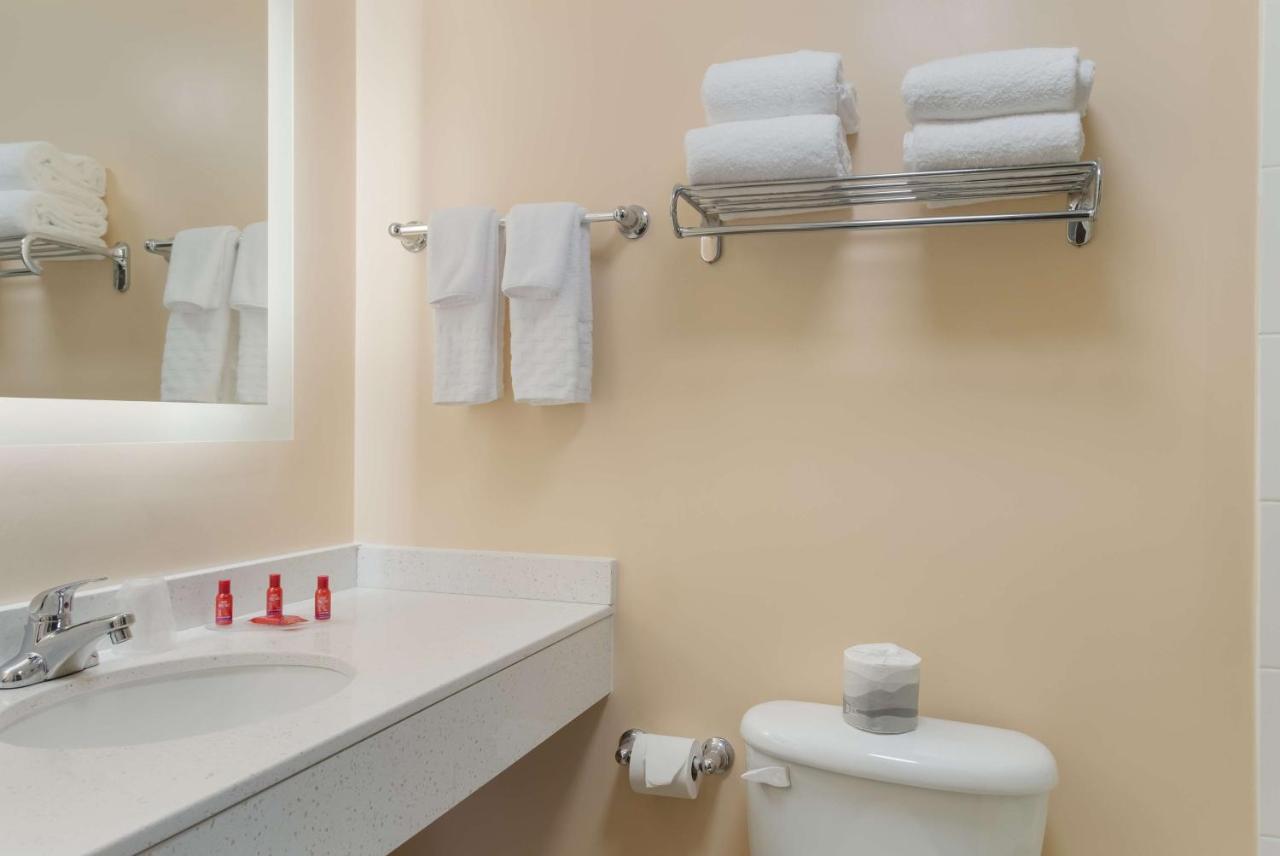 All Seasons Inn & Suites Smithfield Bagian luar foto